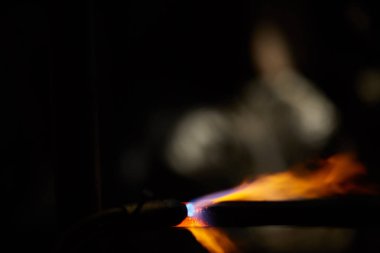 Erimiş metal tedavisinde arka plan, yakın çekim bulanık.