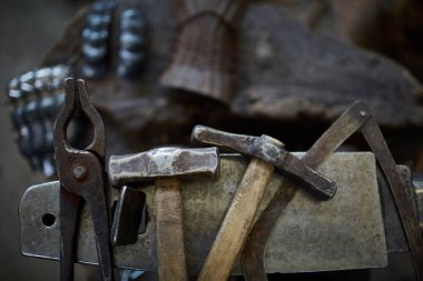 Demirci Atölyesi, yakın çekim, seçici odak, metal araçlarında çalışan kimse