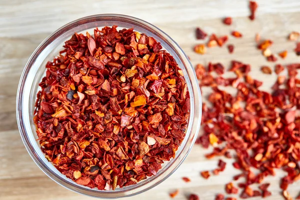 Cam açık ahşap renkli, yakın çekim, üstten görünüm seçici odak üzerinde dağınık bazı parçaları ile soğuk kurutulmuş.