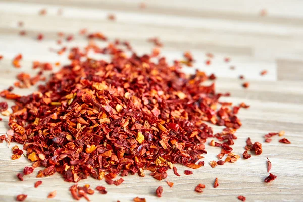 Kurutulmuş kırmızı sıcak soğuk pul hafif ahşap arka plan, üstten görünüm, yakın çekim, makro, sığ derinlik-in tarla yığını.