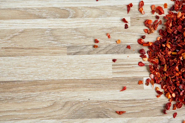 Kurutulmuş kırmızı sıcak soğuk pul hafif ahşap arka plan, üstten görünüm, yakın çekim, makro, sığ derinlik-in tarla.