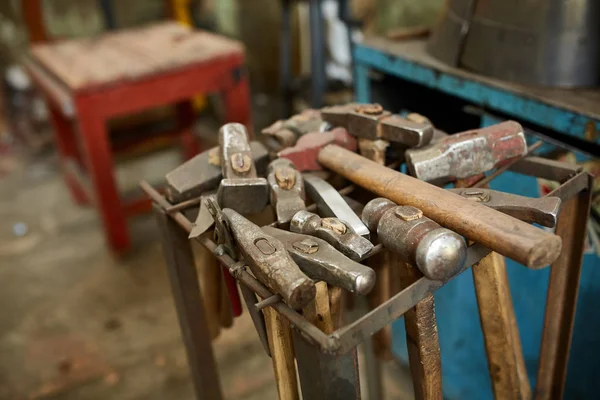 Demirci Atölyesi, yakın çekim, seçici odak, metal araçlarında çalışan kimse