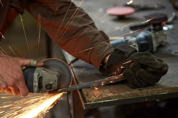 Onun forge, seçici odak üstünde metal bir parça işleme bir demirci elleri Close-up.