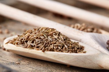 Renkli aromatik eski ahşap masa, yakın çekim, düz yemek pişirmek için çeşitli baharatlar yatıyordu, seçici odak.