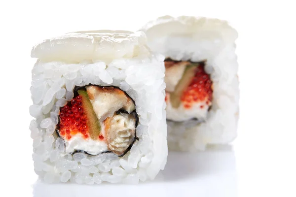 Rollos tradicionales de sushi japonés fresco sobre un fondo blanco, primer plano, enfoque selectivo . — Foto de Stock