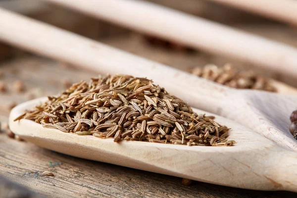 Renkli aromatik eski ahşap masa, yakın çekim, düz yemek pişirmek için çeşitli baharatlar yatıyordu, seçici odak.