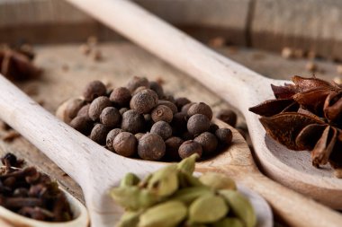 Renkli aromatik eski ahşap masa, yakın çekim, düz yemek pişirmek için çeşitli baharatlar yatıyordu, seçici odak.