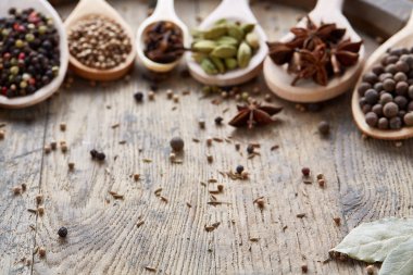 Renkli aromatik yemek eski ahşap varil, yakın çekim, düz için çeşitli baharatlar yatıyordu, seçici odak, kopya alanı.
