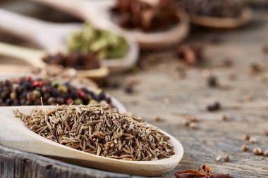 Renkli aromatik yemek eski ahşap varil, yakın çekim, düz için çeşitli baharatlar yatıyordu, seçici odak.