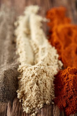 Renkli baharat arka plan ile farklı renk baharatlar, makro, seçici odak, sığ derinlik-in tarla.