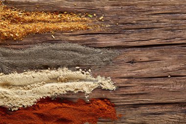 Renkli baharat arka plan ile farklı renk baharatlar, makro, seçici odak, sığ derinlik-in tarla.