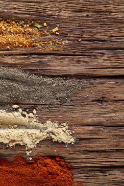 Renkli baharat arka plan ile farklı renk baharatlar, makro, seçici odak, sığ derinlik-in tarla.