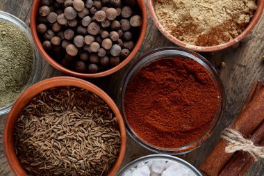 Ahşap varil, yakın çekim, seçici odak, dikey üst Seramik kase içinde baharatlar.