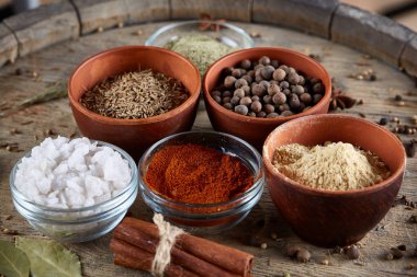 Ahşap varil, yakın çekim, seçici odak, dikey üst Seramik kase içinde baharatlar.