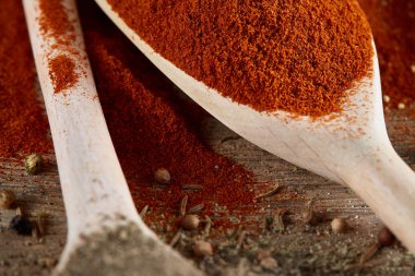 Tahta kaşık ve kase ve biraz tuz bir eski ahşap varil, üstten görünüm, yakın çekim, seçici odak içinde çeşitli baharatlar.