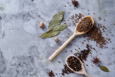 Beyaz arka planda, düz tahta kaşıklar içinde baharatlar ürün yelpazesine bileşimi lay, yakın çekim, seçici odak.