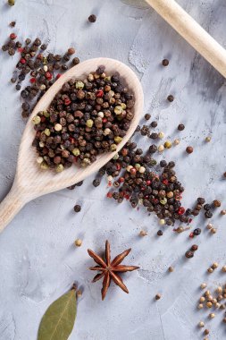 Kırpma yolu üzerinde beyaz tahta kaşıkla peppercorns dokulu arka plan, yakın çekim, seçici odak.