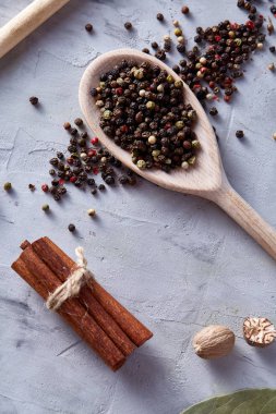 Kırpma yolu üzerinde beyaz tahta kaşıkla peppercorns dokulu arka plan, yakın çekim, seçici odak.