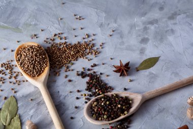 Beyaz arka planda, düz tahta kaşıklar içinde baharatlar ürün yelpazesine bileşimi lay, yakın çekim, seçici odak.