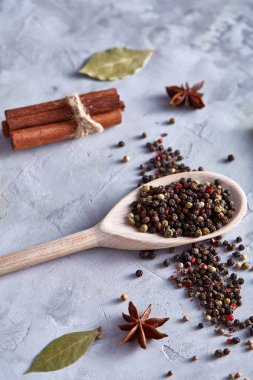 Kırpma yolu üzerinde beyaz tahta kaşıkla peppercorns dokulu arka plan, yakın çekim, seçici odak.