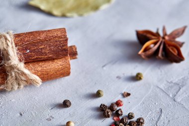 Kırpma yolu üzerinde beyaz tahta kaşıkla kişniş dokulu arka plan, yakın çekim, seçici odak.