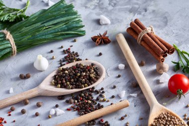 Çeşitli baharat beyaz dokulu arka planda, düz mutfak natürmort lay, yakın çekim, seçici odak.