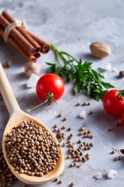 Kırpma yolu üzerinde beyaz tahta kaşıkla kişniş dokulu arka plan, yakın çekim, seçici odak.