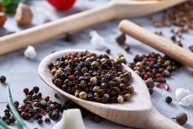 Kırpma yolu üzerinde beyaz tahta kaşıkla peppercorns dokulu arka plan, yakın çekim, seçici odak.