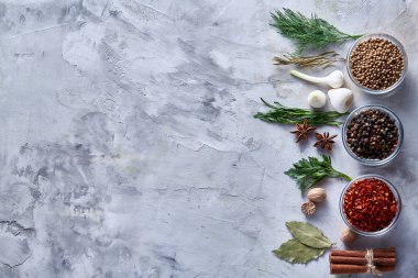 Çeşitli baharat beyaz dokulu arka planda, düz mutfak natürmort lay, yakın çekim, seçici odak.