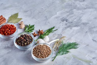 Yukarıdaki üç cam kase baharatlar ile beyaz dokulu arka plan, satırlarda düzenlenen görüntülemek.