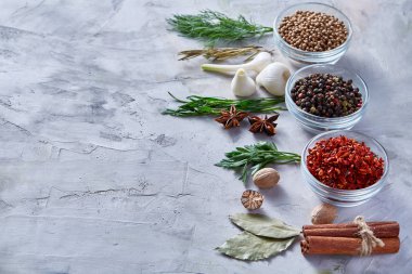 Yukarıdaki üç cam kase baharatlar ile beyaz dokulu arka plan, satırlarda düzenlenen görüntülemek.