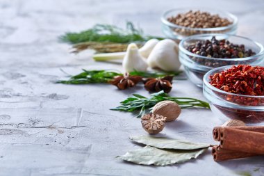 Yukarıdaki üç cam kase baharatlar ile beyaz dokulu arka plan, satırlarda düzenlenen görüntülemek.