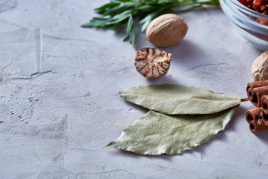 Çeşitli baharat beyaz dokulu arka planda, düz mutfak natürmort lay, yakın çekim, seçici odak.