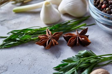 Çeşitli baharat beyaz dokulu arka planda, düz mutfak natürmort lay, yakın çekim, seçici odak.