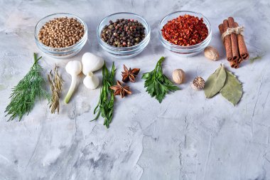 Yukarıdaki üç cam kase baharatlar ile beyaz dokulu arka plan, satırlarda düzenlenen görüntülemek.