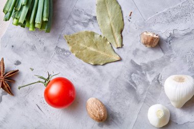 Kiraz domates ve çeşitli baharatlar beyaz dokulu arka plan, düz üzerinde yatıyordu, yakın çekim, seçici odak.