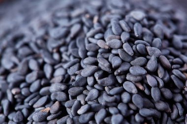 Siyah susam tohumu arka plan ve dokulu, yakın çekim, makro, sığ derinlik-in tarla.