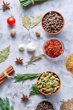 Şeffaf cam karabiber ile kase ve egzotik spicies, yakın çekim, en iyi görünüm, seçici odak arasında soğuk kurutulmuş.