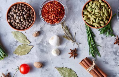 Şeffaf cam karabiber ile kase ve egzotik spicies, yakın çekim, en iyi görünüm, seçici odak arasında soğuk kurutulmuş.