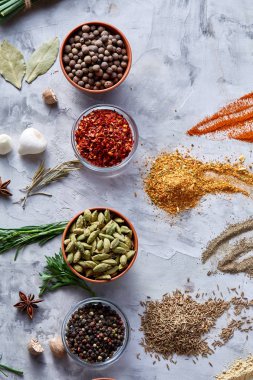 Şeffaf cam karabiber ile kase ve egzotik spicies, yakın çekim, en iyi görünüm, seçici odak arasında soğuk kurutulmuş.