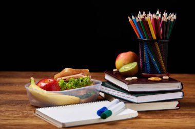 Bir defter, iki işaretleri ve ahşap bir masa, kopya alanı metin, seçici odak için çerezleri ürün yelpazesine.