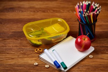 Bir defter, iki işaretleri ve ahşap bir masa, kopya alanı metin, seçici odak için çerezleri ürün yelpazesine.