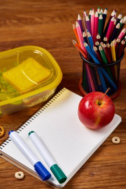 Bir defter, iki işaretleri ve ahşap bir masa, kopya alanı metin, seçici odak için çerezleri ürün yelpazesine.