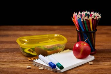 Bir defter, iki işaretleri ve ahşap bir masa, kopya alanı metin, seçici odak için çerezleri ürün yelpazesine.