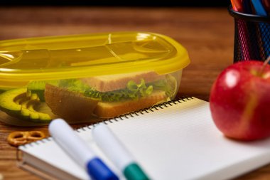 Bir defter, iki işaretleri ve ahşap bir masa, kopya alanı metin, seçici odak için çerezleri ürün yelpazesine.