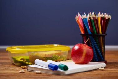 Beyaz masa, seçici odak sağlıklı öğle yemeği kutusu ve okul malzemeleri ile okul öğle yemeği molası kavramı.