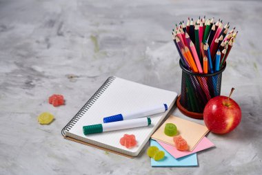 Bir defter, iki işaretleri ve jöle fasulye beyaz bir arka plan, metin, seçici odak için kopya yer üzerinde ürün yelpazesine.