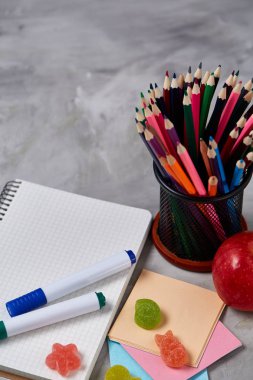 Bir defter, iki işaretleri ve jöle fasulye beyaz bir arka plan, metin, seçici odak için kopya yer üzerinde ürün yelpazesine.