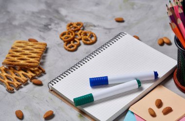 Bir defter, iki işaretleri ve jöle fasulye beyaz bir arka plan, metin, seçici odak için kopya yer üzerinde ürün yelpazesine.