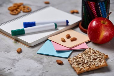 Bir defter, iki işaretleri ve jöle fasulye beyaz bir arka plan, metin, seçici odak için kopya yer üzerinde ürün yelpazesine.